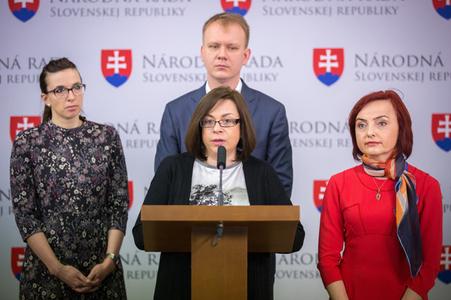 Sieť falling apart as MPs leave