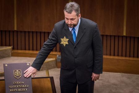 MP Ondrej Dostál swears the oath wearing the Star of David. 