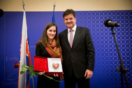 Katarína Šlosiarová, sister of Ján Šlosiar, accepted the prize from Foreign Minister Miroslav Lajčák. 