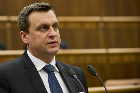 Smer yielded to SNS in licence fees