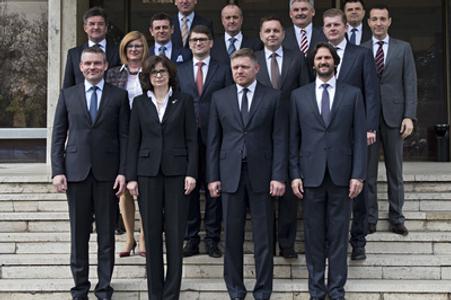The new government had a photo-session before its first meeting. 