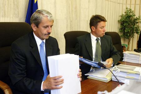 Ivan Mikloš (r) has adopted several important tax changes in the Mikuláš Dzurinda (l) cabinet. 