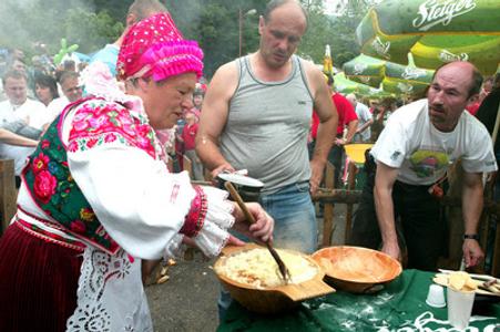 Competition in cooking and eating national meal, bryndzové halušky, in Turecká. 