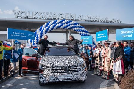 Ralf Sacht, left and Rainer Zietlow at the start of Touareg of the third generation.