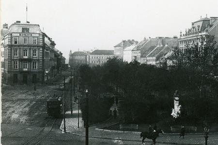 The historical photo of the Kozics Studio on today’s Hviezdoslavovo Square.