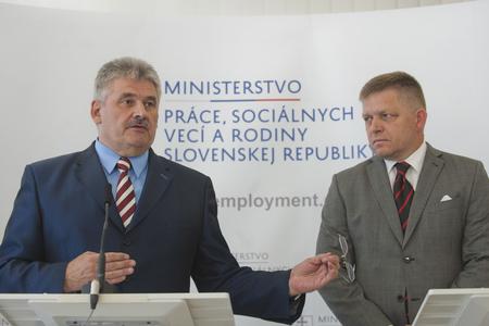 Labour Minister Ján Richter (l) and Prime Minister Robert Fico. 