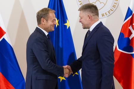 President of the European Council Donald Tusk (l) and Slovak PM Robert Fico