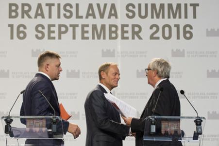 L-R: Slovak PM Robert Fico, European Council President Donald Tusk and European Commission head Jean-Claude Juncker, at a press conference September 16.