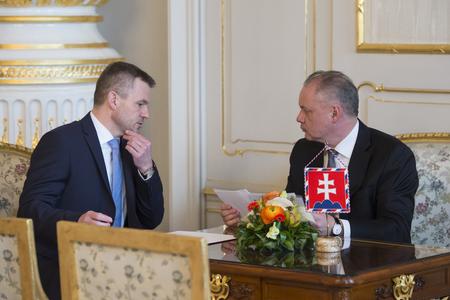 Peter Pellegrini (l) and President Andrej Kiska (r)