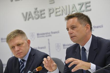 PM Robert Fico (l) and Finance Minister Peter Kažimír 