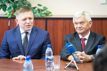 PM Robert Fico (l) and new ÚRSO head Ľubomír Jahnátek (r)
