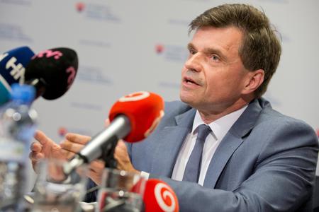 Education minister fails to explain distribution of EU money