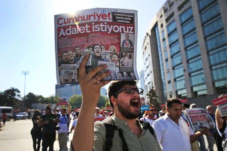 Protesters in front of the court building. 