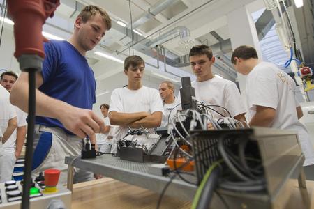 Students learn new things also at the premises of Volkswagen in Bratislava. 