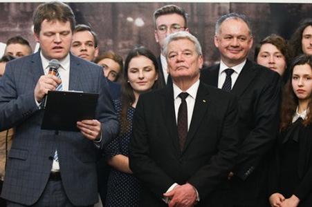 L-R: Founder of the Nenápadní Hrdinovia /Low-key Heroes project František Neupauer, ex-president of Federal German Republic Joachim Gauck, and Slovak president Andrej Kiska attending the How WE Treat Our Freedom conference, March 25, Bratislava.
