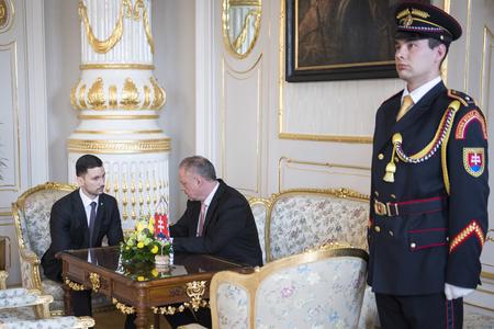 President Andrej Kiska (centre) met with State Secretary of the Foreign Affairs Ministry Lukáš Parízek (l).