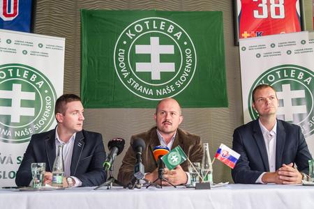ĽSNS chair Marian Kotleba (centre). 