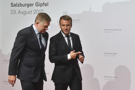 Slovak PM Robert Fico (l) and French President Emmanuel Macron (r)