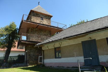 Museum of mining in ZLatá Idka (L). 
