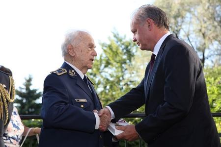 Brigadier General Píka receives a state award