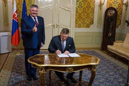Labour Minister Ján Richter (l) and PM Robert Fico (r)