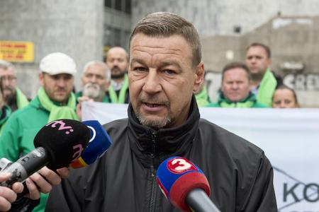 Dispute between unions at Volkswagen hits stalemate