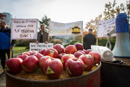 Vrakuňa’s citizens presented apples washed in water with leaked toxins at the protest in 2016. 