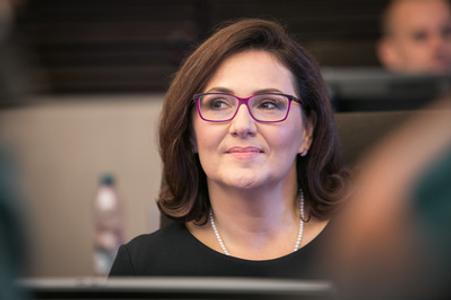 The education minister unexpectedly dissolved analytical institute