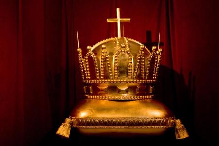 What mysteries are concealed by the crown topping St Martin’s Cathedral?