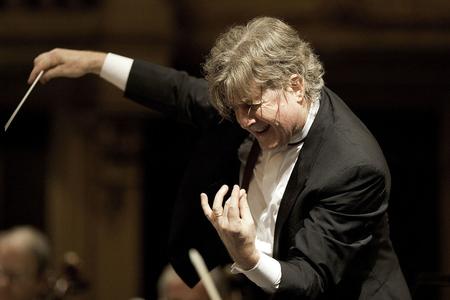 Jmes Judd wil conduct Slovak Philharmonics at the opening concert. 