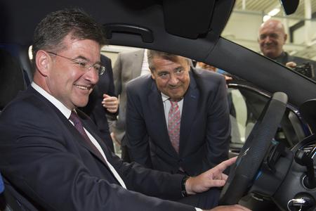 Miroslav Lajčák (l) also visited the Volkswagen plant in Wolfsburg during his visit to Germany.