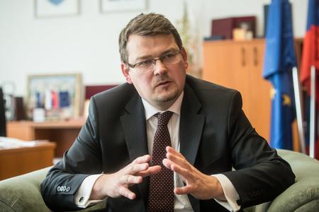 SNS and Most-Híd clash over transporters