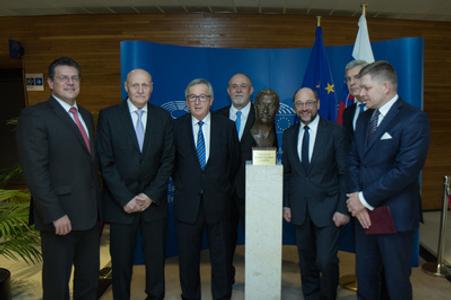 EC Vice-chair EK Maroš Ševčovič, Milan Dubček, EC Chairman Jean-Claud Juncker, Pavol Dubček, EP President Martin Schulz and Slovak PM Robert Fico at the bust of Alexander Dubček in EP, Strasbourg. 
