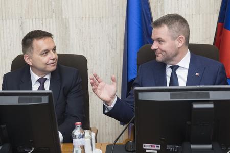 Departing Finance Minister Peter Kažimír (l) and PM Peter Pellegrini (r)