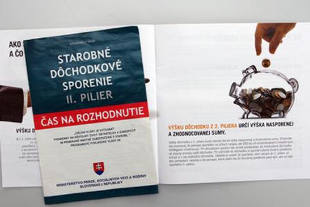 A booklet promoting the second pension pillar, illustrative stock photo. 