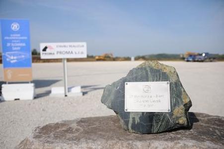 Apart from expansion in levice, ZF Slovkaia also builds a new plant in Šahy; the foudnation stone was festively presented in September 2017.