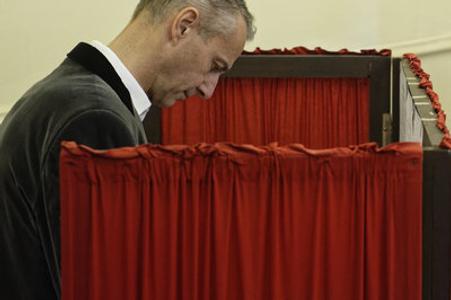 Richard Raši casting his vote in the regional elections. 