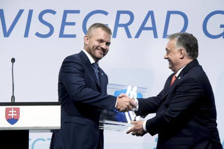 L-R: Slovak (Peter Pellegrini) and Hungarian (Viktor Orbán) PMs symbolically change the V4 presidency on June 21, 2018. 