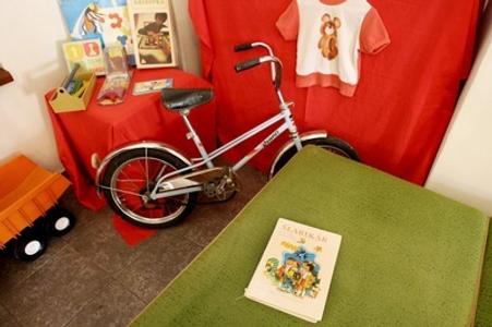 Some exhibitions commemorate the Communist Era but also the Velvet Revolution of November 1989, which toppled it. 