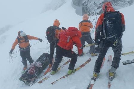 Transporting of bodies of Czech ski Alpinists.