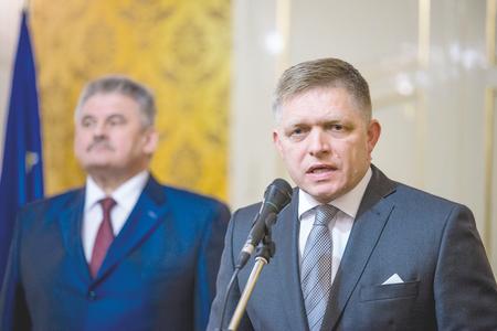 Prime Minister Robert Fico (r) and Labour Minister Ján Richter (l)