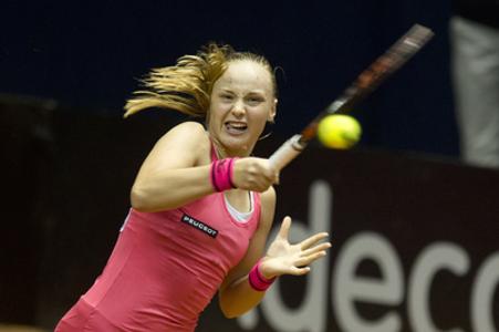 Rebecca Šramková plays against Sara Errani.
