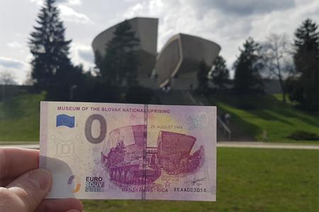 The souvenir banknote with the SNP Monument in the background.