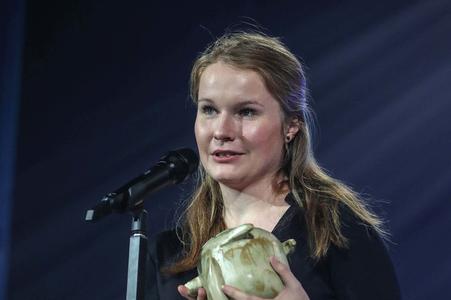 Director Iveta Grófová receives the prize in Tallin