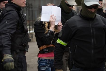 The accused woman arrives to the court. 