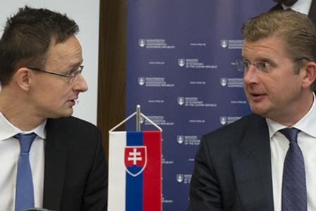 L-R: Hungarian Foreign Minister Péter Szijjártó and Slovak Economy Minister Peter Žiga signing agreement on cross-border electricity links, March 1.  