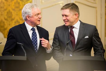 Britain’s Brexit Secretary David Davis (l) and Slovak PM Robert Fico (r)