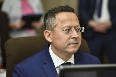 Finance minister pledges balanced budget though Brussels doubtful
