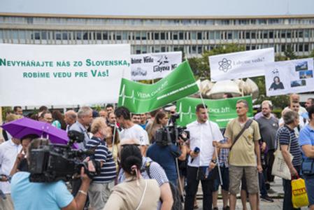 Participants of the Veda Chce Žiť protest in front of Government Office in Bratislava, August 14.