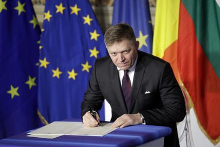 Robert Fico signing the Rome Declaration